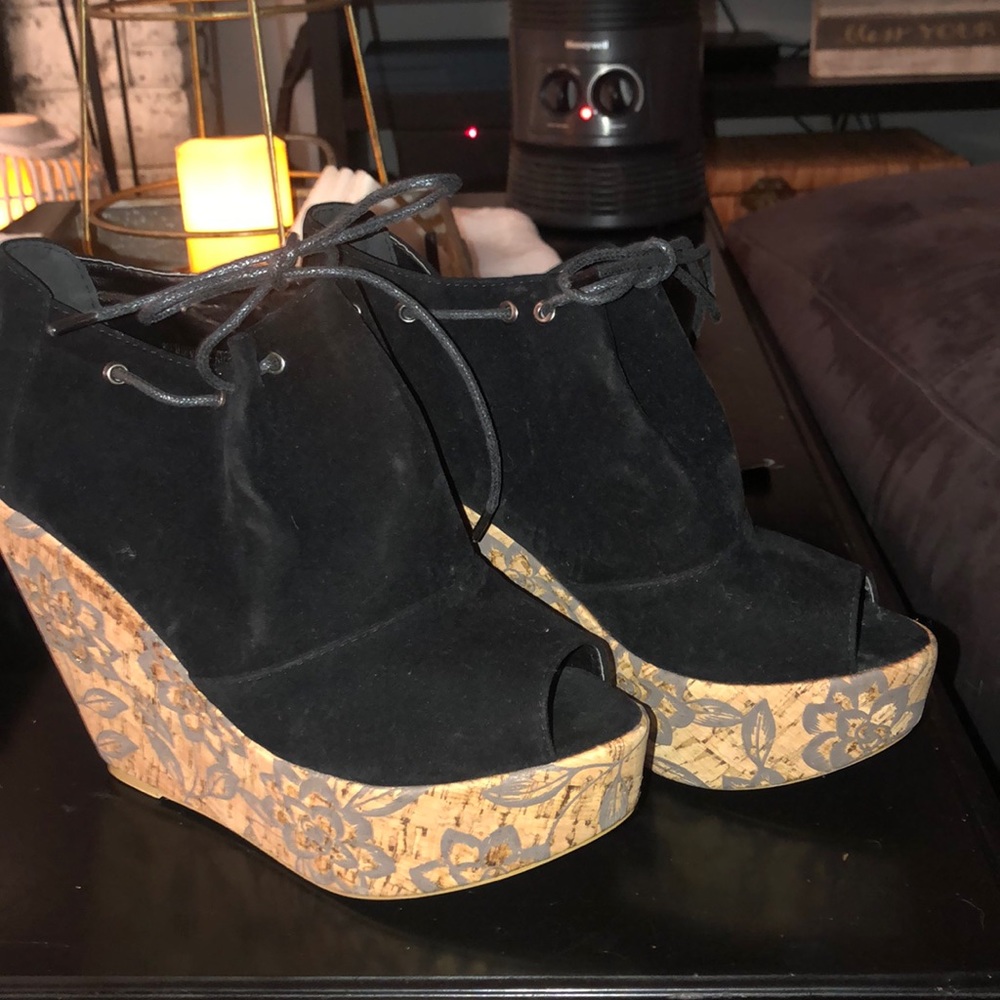 ISSUE PLATFORM SHOES